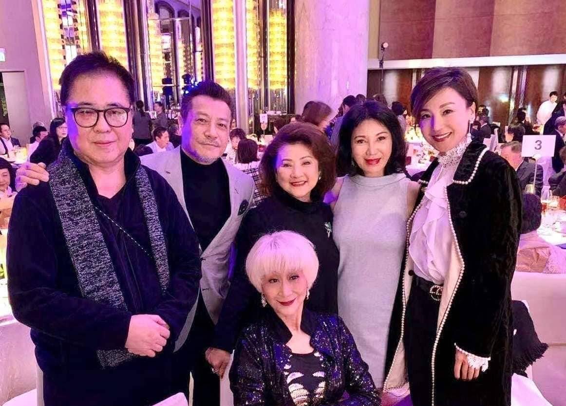 她是香港老牌女星，选美出身，自曝身家9位数，儿女都是学霸医生！