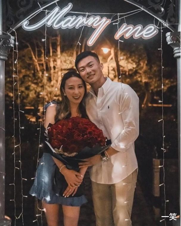 满江红|33岁何超云首晒与未婚夫合照,甜蜜牵手超恩爱,肚子微凸疑似怀孕