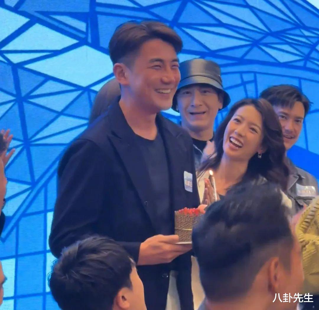 众港星为洪永城庆生，蔡思贝却遭嘲讽，动作细节引人遐想