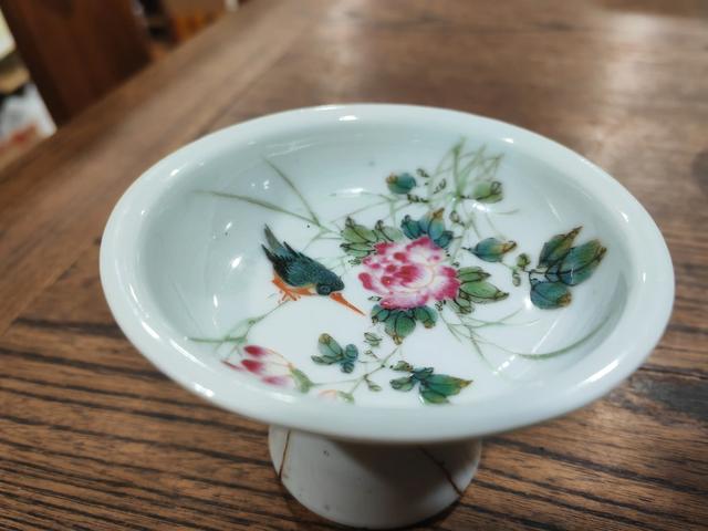 瓷器上的芙蓉花