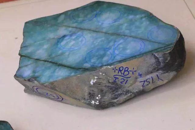 沉香木|40公斤的大翡翠原石,切开之后手镯牌子一箩筐,这才是大赢家!