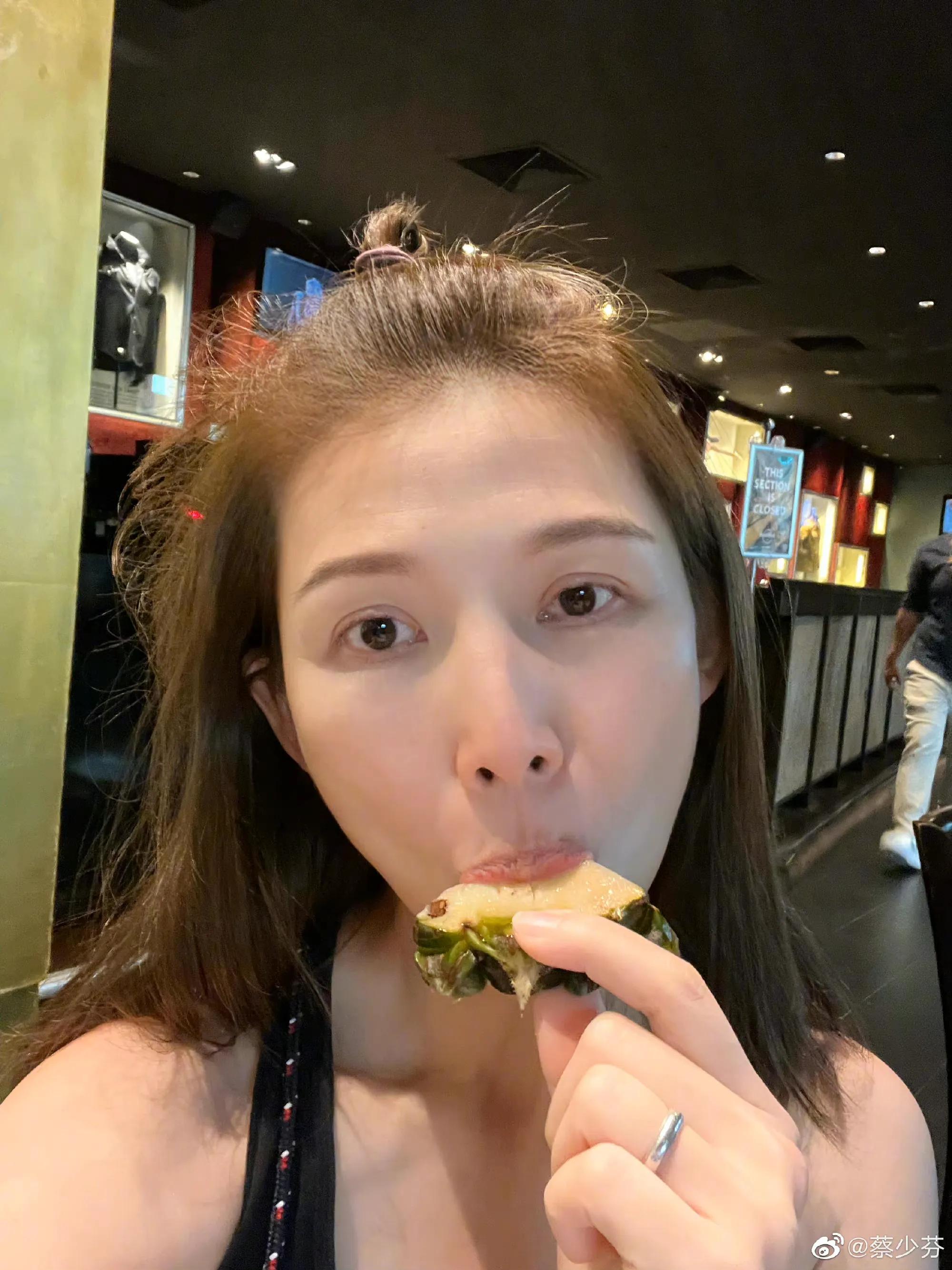 甄子丹|蔡少芬独自带三孩出游，俩女儿长腿抢镜，3岁儿子古灵精怪很可爱