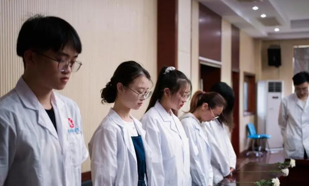 年终奖|广西一高校女医学生不幸离世,年仅23岁,家长的做法令人肃然起敬