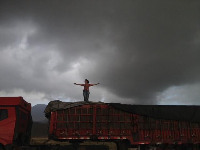 旅行|我川妹子,32岁不结婚不生孩,骑摩托环游全国,一年行36000公里