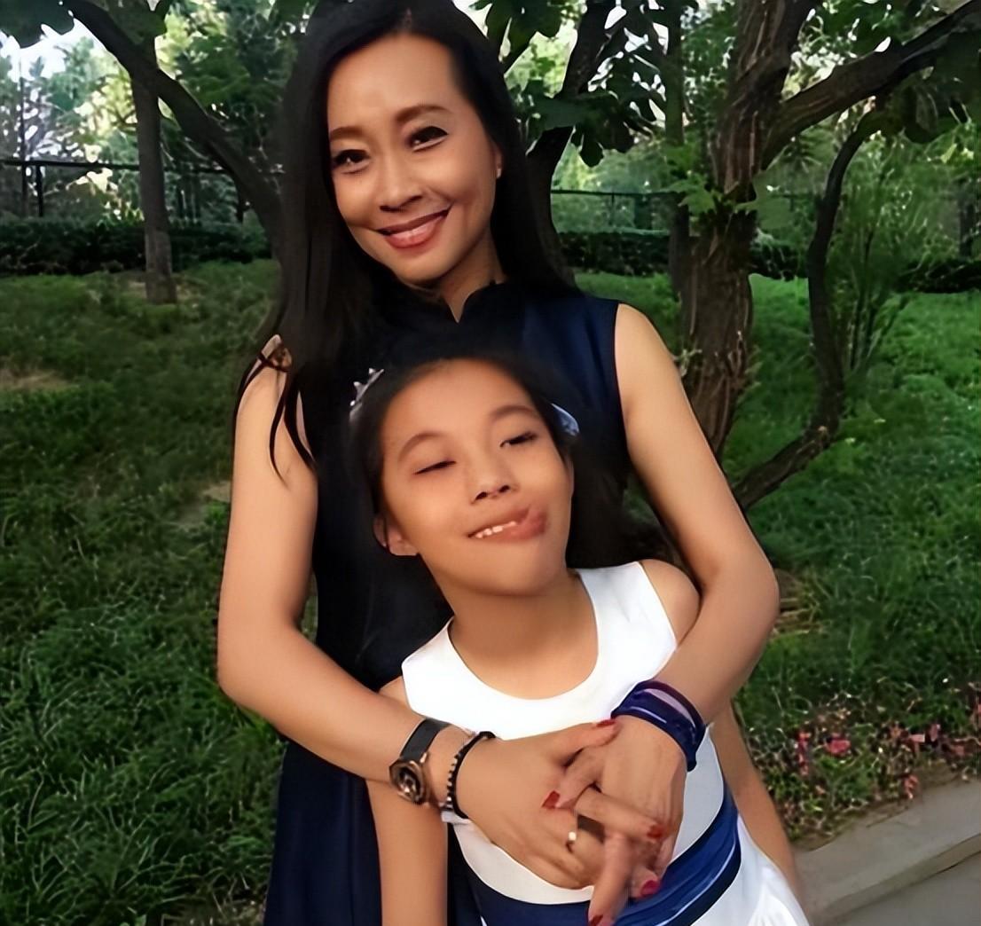 |她上过5次春晚，有一生理缺陷却因此成名，丈夫去世无奈淡出舞台