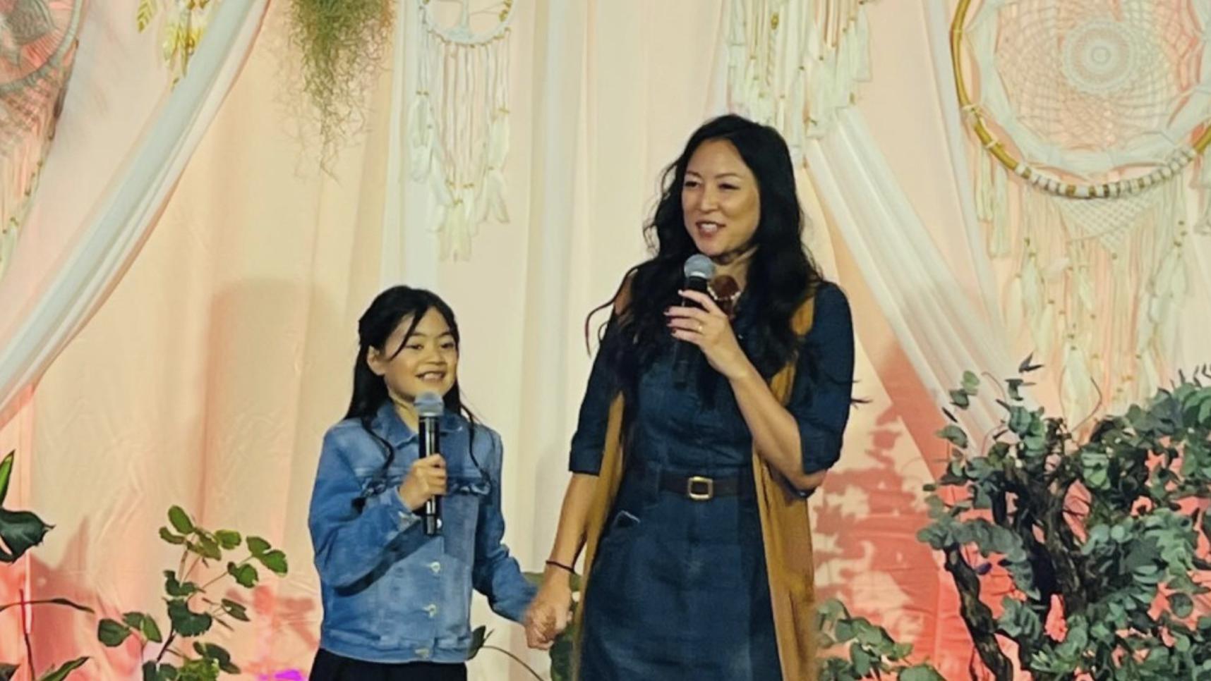 林子祥女儿回香港参加婚礼，携女儿上台献唱，至今未婚已有俩孩子