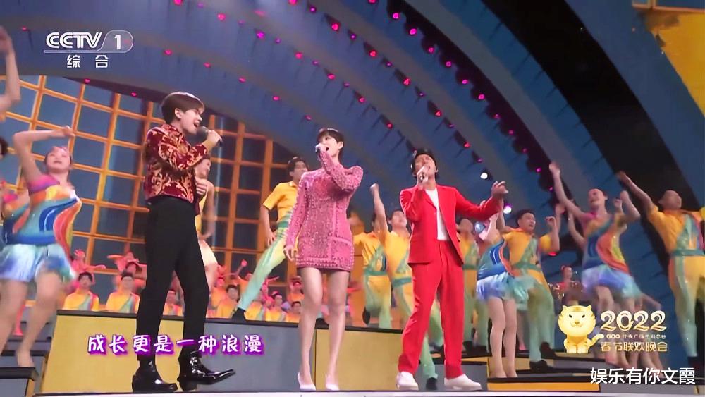 邓超|二次上春晚邓超活蹦乱跳有多搞笑？网友：有史以来春晚最搞笑表演