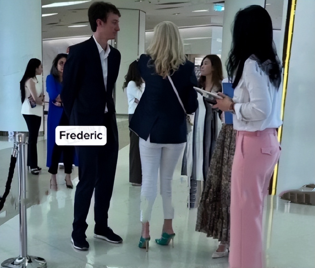 Lisa懒理疯马秀风波,与LV三公子同游湄公河,网传演出可竞价抚摸