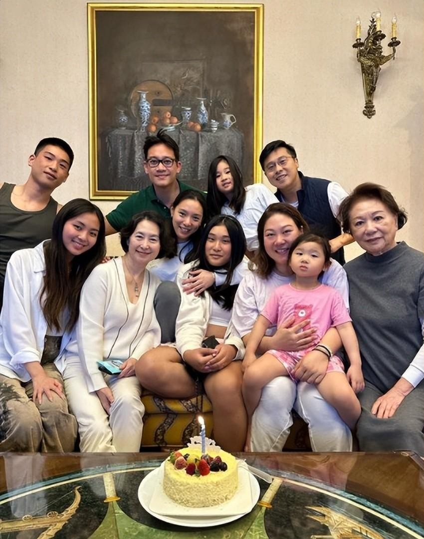 柏林|61岁何超琼参加聚会！笑不露齿形象端庄，单身多年可身材依然有料