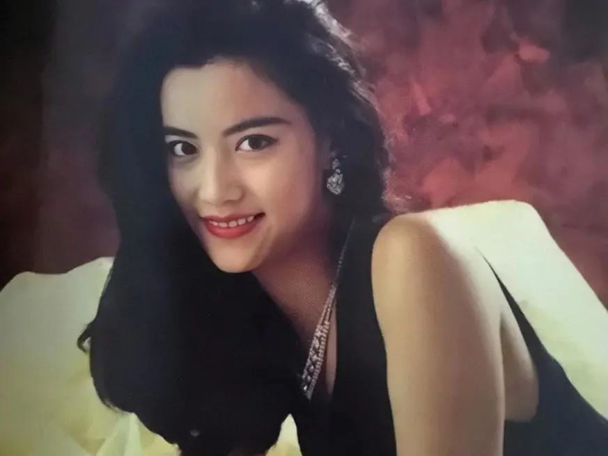 她陪伴谢霆锋整整27年，未婚先孕生下女儿，网友：长得像谢霆锋