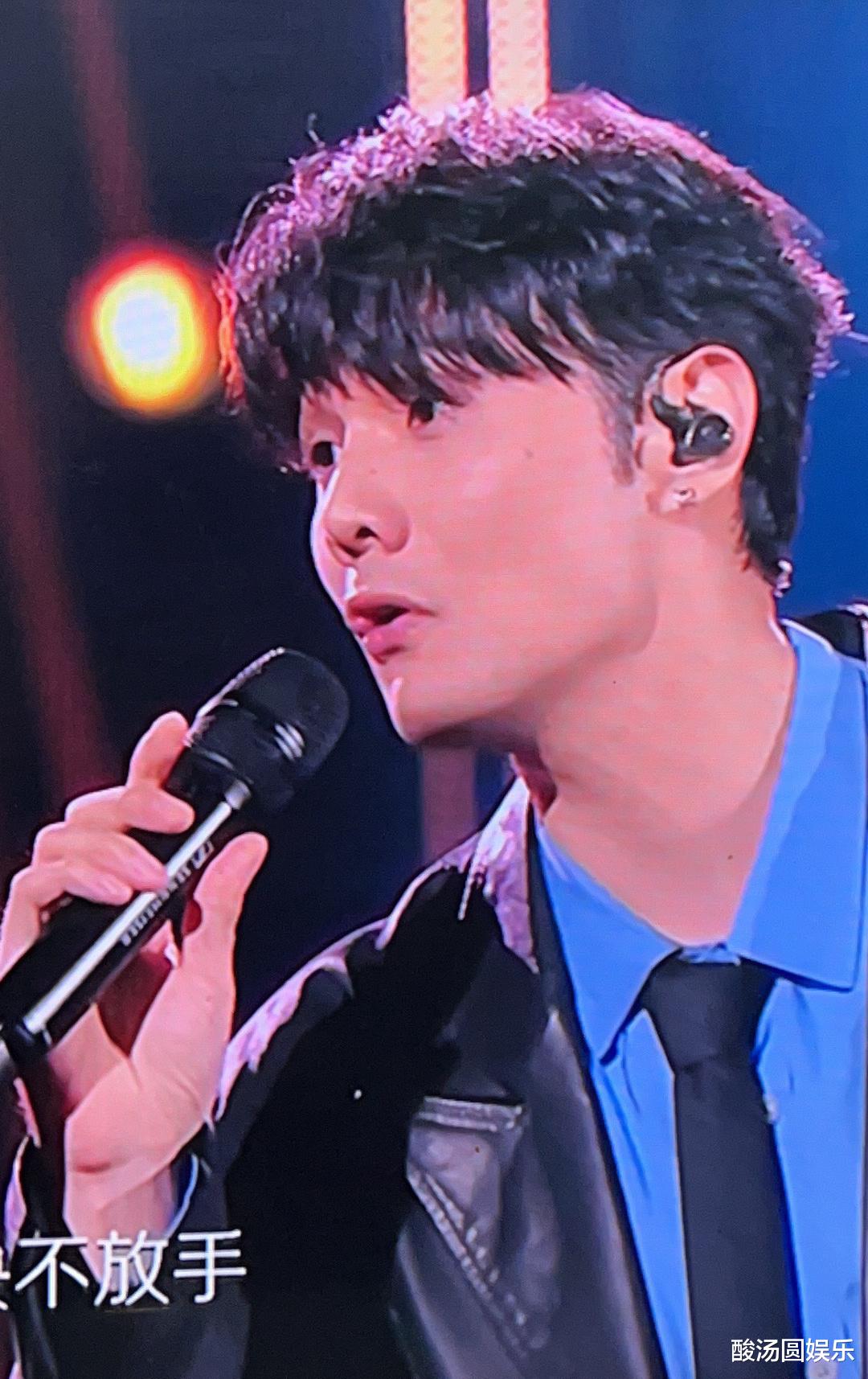 李荣浩|李荣浩跨年晚会“大眼”亮相，网友热议：是瘦脸还是化妆神技？