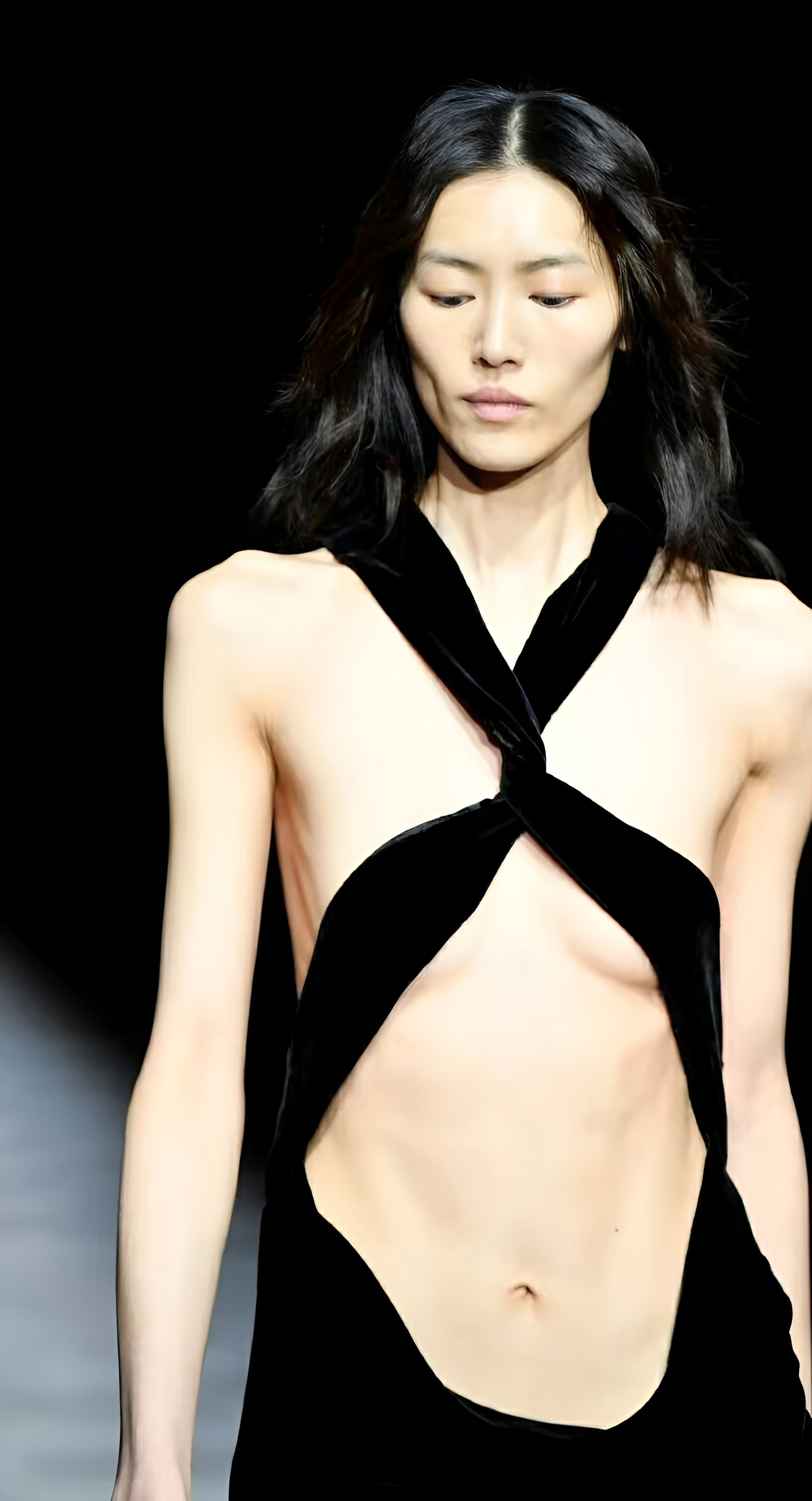 刘雯|刘雯走秀身形太过消瘦惹争议，回应是因拔过智齿