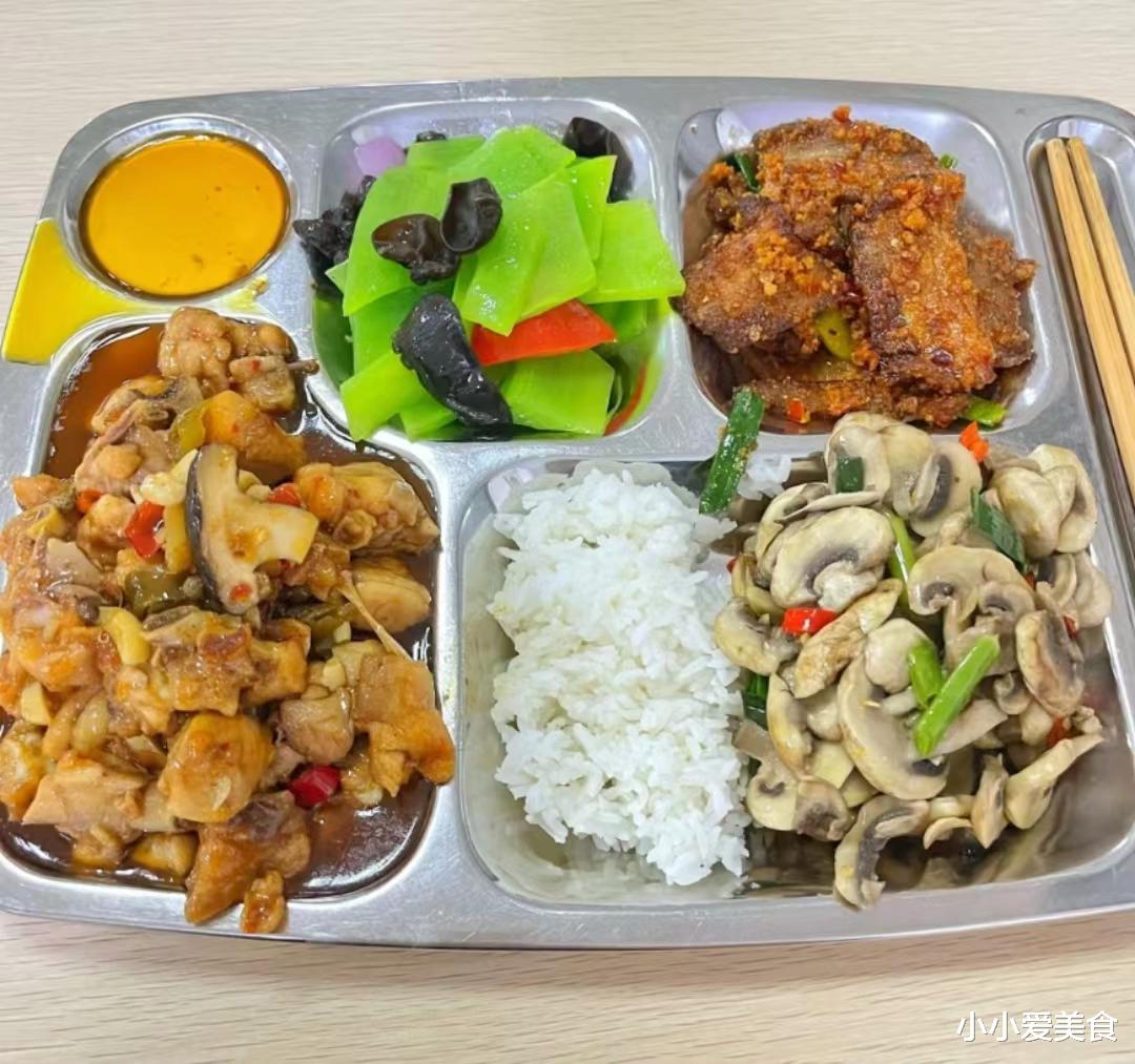 冒菜|00后小伙进工厂上班,每月6千包吃住,3年存20万,网友:太能省了