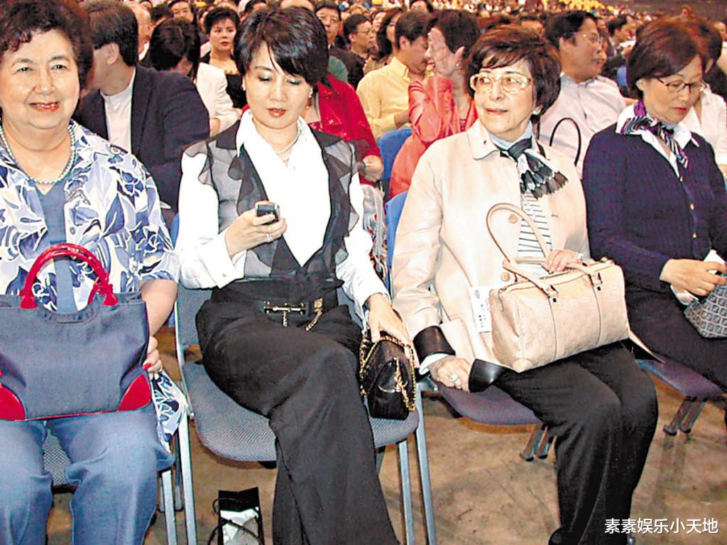 何婉鸿|何婉鸿葬礼完成，墓位紧挨弟弟何鸿燊安葬，与家人的旧照公开