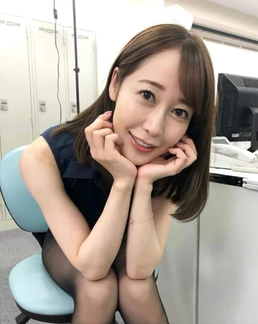 春夏穿搭 还没到夏天,单位一女同事便穿上了夏装,真是一道独特的风景!