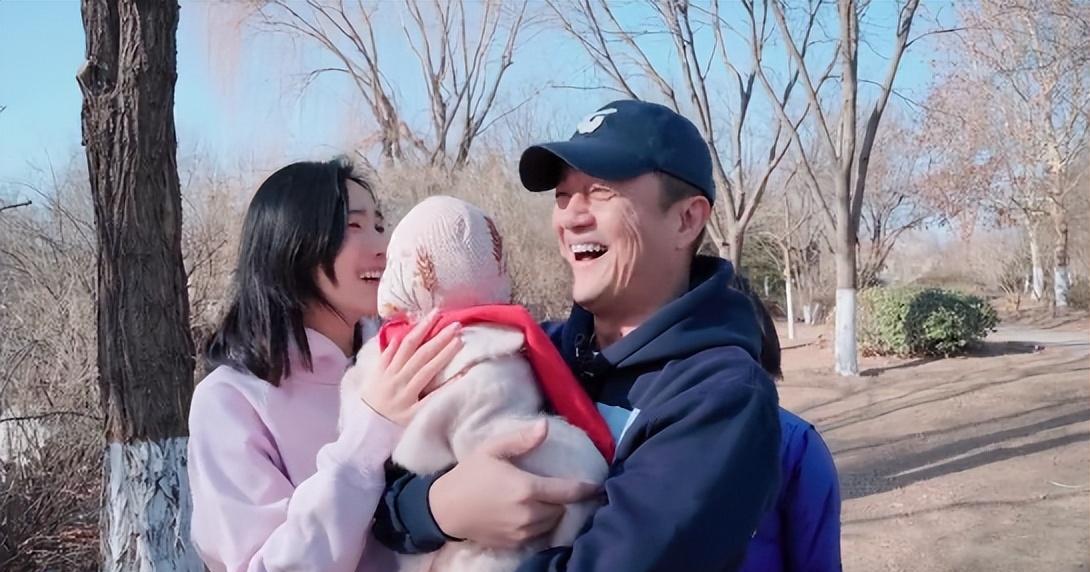 李亚鹏|李亚鹏与妻子当众搂腰太甜蜜,仪式感过头被骂太装:怪不得李嫣烦