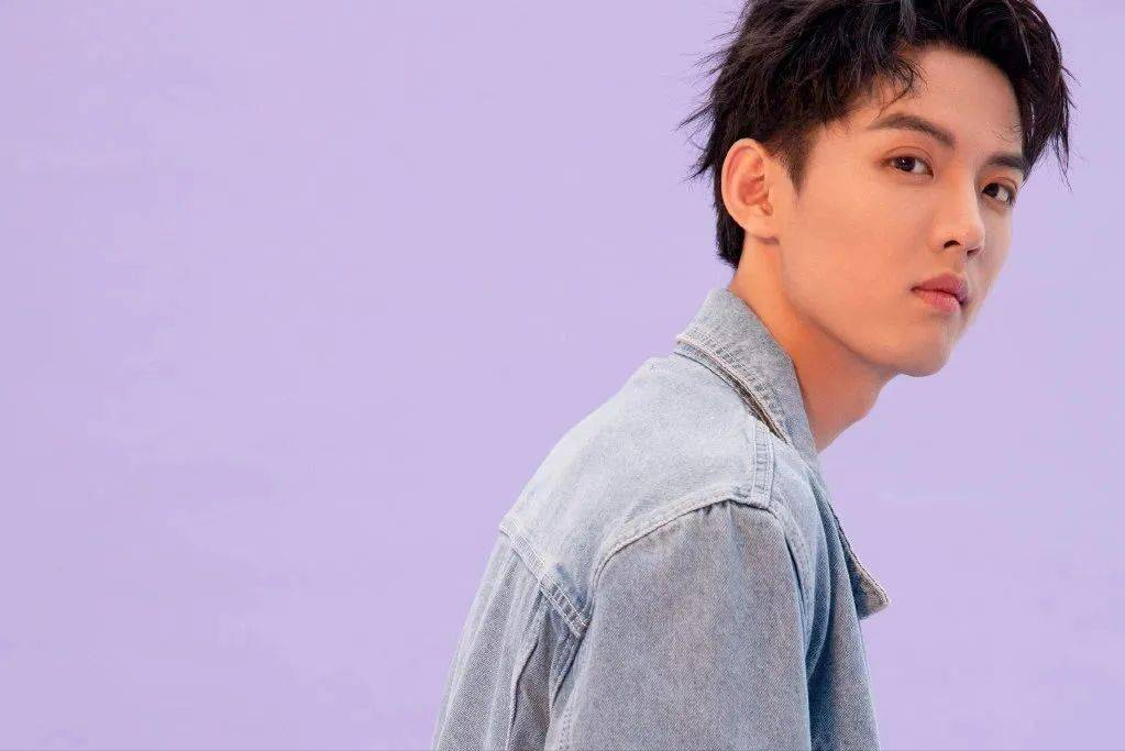 22岁英年早婚，为挣学费进入娱乐圈，他活成了小说里的男主角