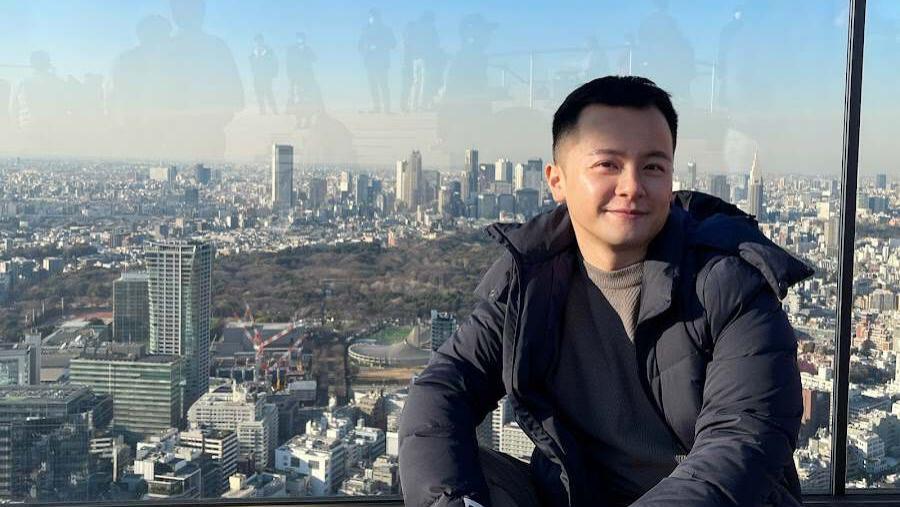 知名童星转行成跨国集团经理！34岁成熟又帅气，妹妹曾是TVB演员