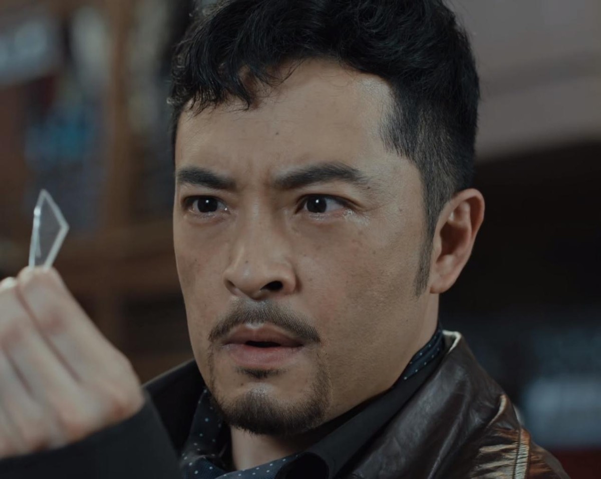 富大龙在剧中一人分饰两角,前期饰演的井田裕太郎是个把心黑手狠写在