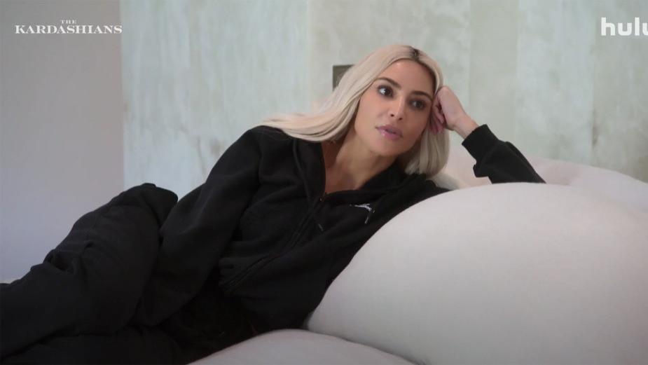 |金卡戴珊谈闺中秘事，称在录像带事件后会“害羞”，承认已有新欢