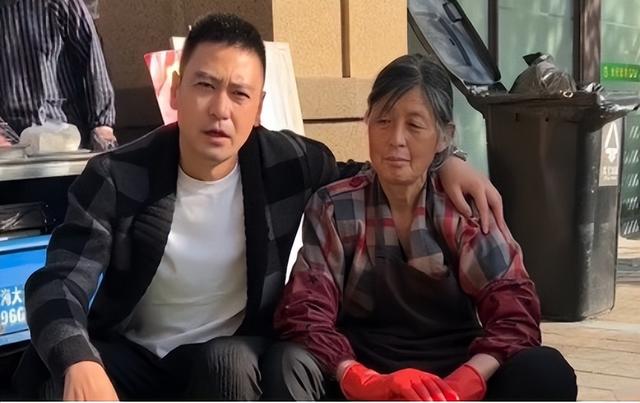 李飞|40岁男演员无戏拍,在路边摆摊卖鱼近一年!他说喜欢现在的生活
