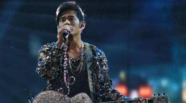 厚颜无耻!一首代表作都没有,却被捧成歌坛顶流,这些小丑羞不羞