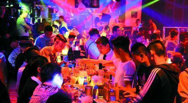 许晋亨|闲人许晋亨:父亲怕其败光家产,420亿遗产存银行,每月只发200万