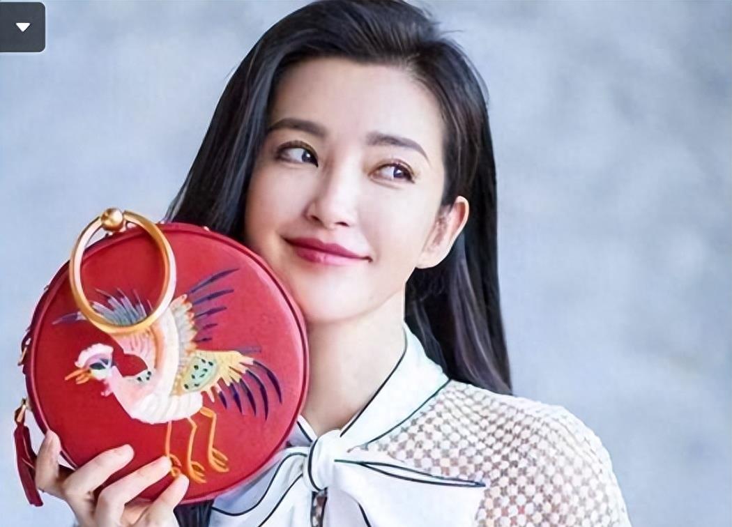 突发!50岁李冰冰惊人“绝症”曝光,正常生活成奢侈,10万请保姆