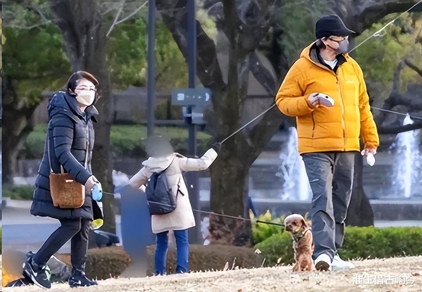 64岁山口百惠穿羽绒服身材臃肿,71岁三浦友和高大帅气,仍旧甜蜜