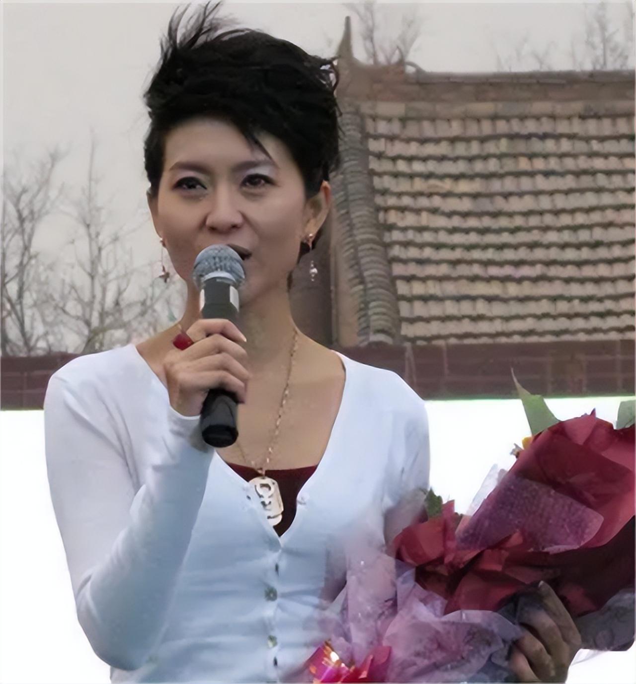 黎兵|前国脚黎兵与歌星甘萍近况:他足球事业不太顺利,她53岁仍显年轻貌美