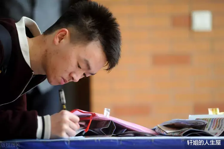 北京市|两个大学生找工作,一个在郑州撕毕业证,另一个在北京撕毕业证