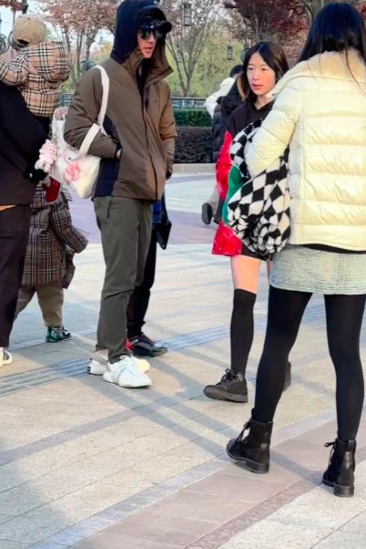 吴尊一家迪士尼被偶遇,女儿颜值引争议,老婆全身名牌被嘲像厂妹