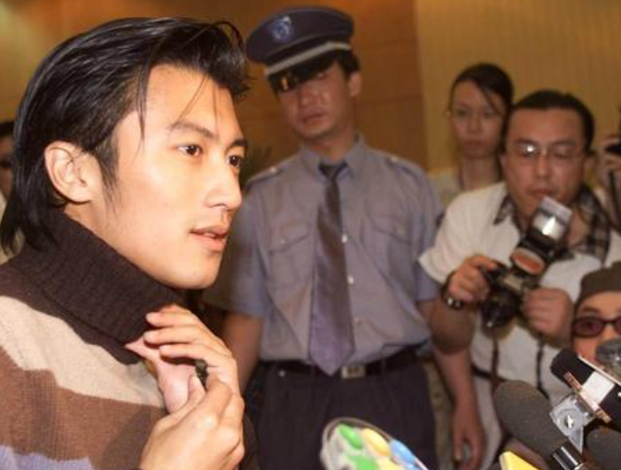 谢霆锋宣布退出加拿大国籍，遭网友嘲讽，背后真相很不简单