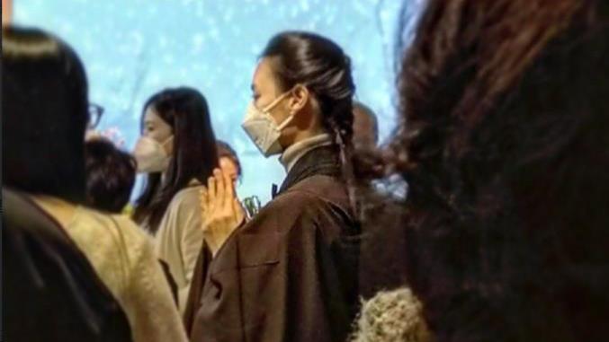 梁洛施|梁洛施参加画展气质不俗，侧颜祈福照显柔美！李泽楷或回心转意