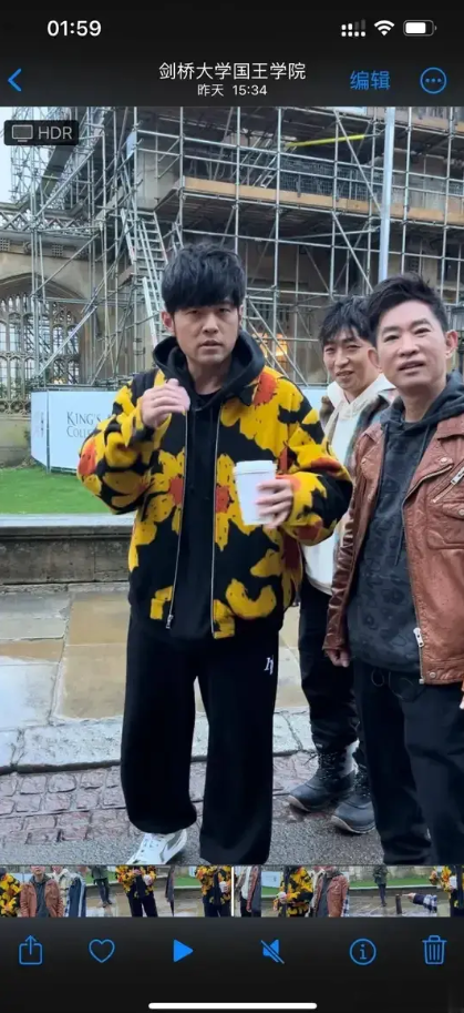 周杰伦剑桥偶遇:外形臃肿,皮肤下垂,戴假发太厚重遭狂吐槽!