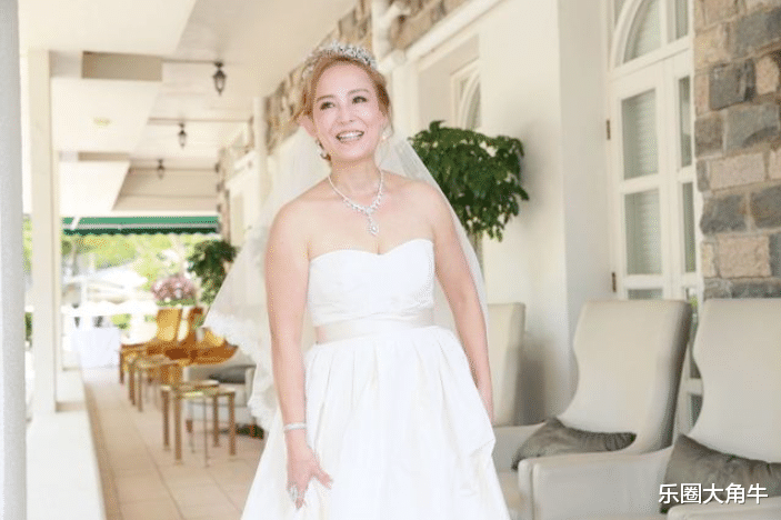 9年前刘家良去世,葬礼上哭到昏厥的娇妻,为何转身嫁进赌王家?