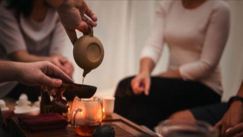 饭局上，给领导添茶水，领导说：麻烦你了，情商低的只会说：不麻烦，高情商的回应让领导