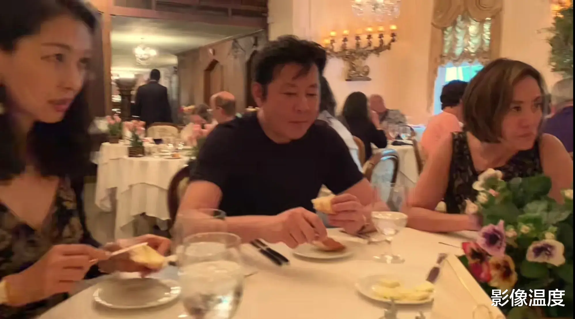 57岁老演员三代定居美国：高调炫耀奢华生活，声称我奋斗的当然要享受！