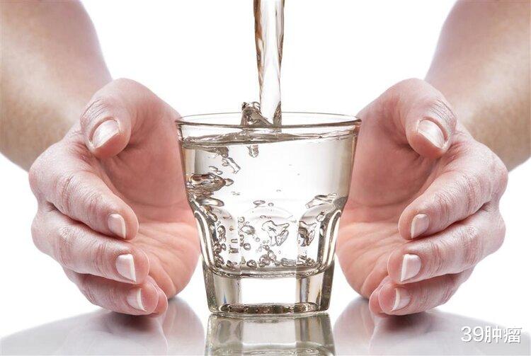 晨起喝杯水等于喝细菌?提醒:起床后,这4件事别急着做,没好处