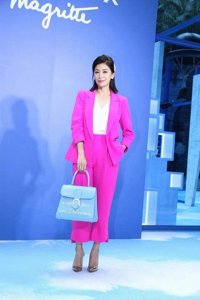 贾静雯已经接近50了，身高只有160厘米，她的穿搭展现出高级感