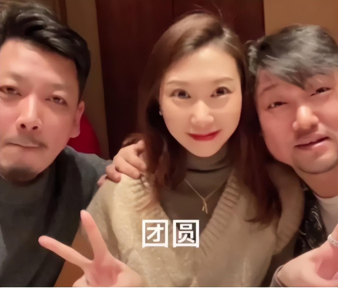 贾冰|“黑帮大佬”贾冰被偶遇！吃路边摊获夸接地气，笑容灿烂反差大