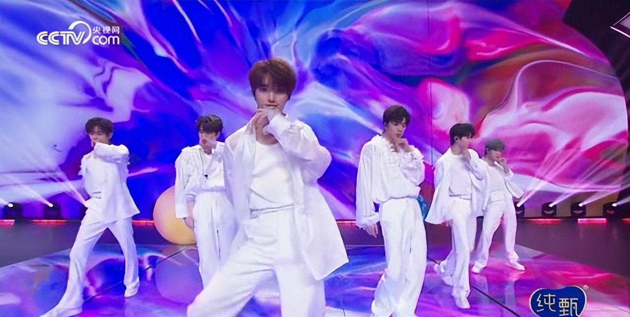 久违的音乐晚会，周笔畅又乱穿，谢娜跳脱放飞，周深深情有魅力