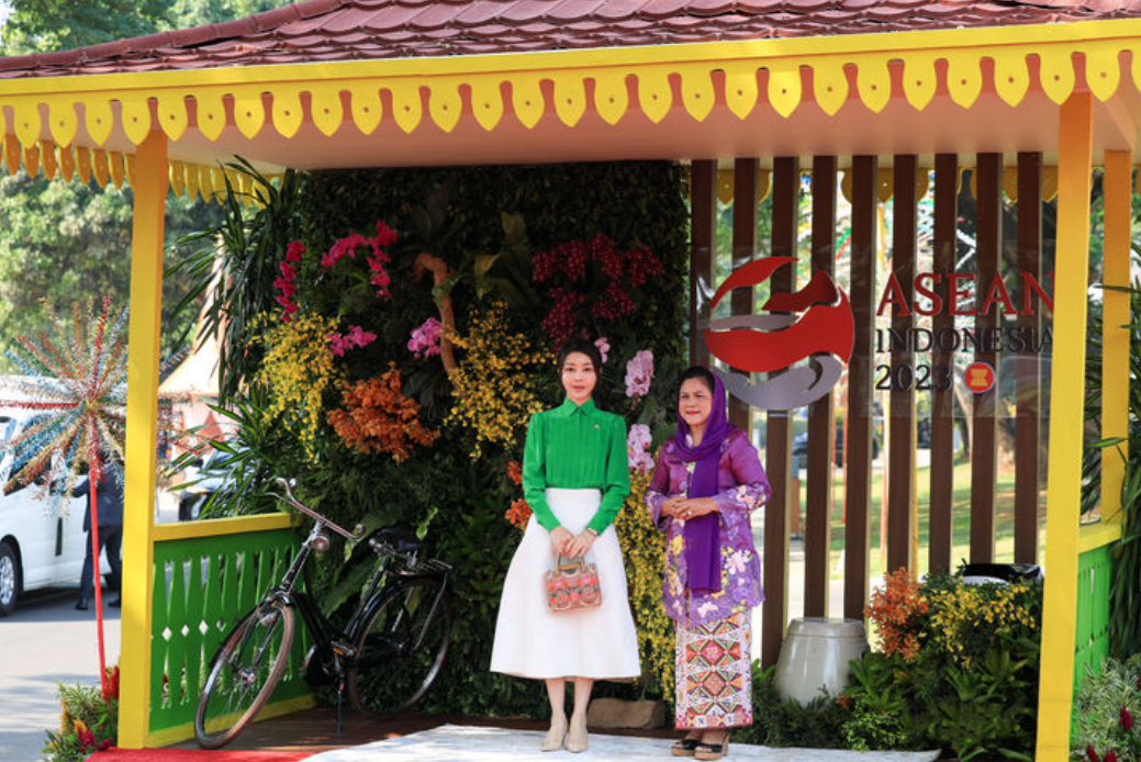 印尼夫人接待金建希!穿花裙、坡跟鞋光鲜亮丽,却被韩国夫人抢镜