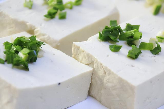 懂喝酒的人,上酒桌前往往会先给自己倒杯水,暗藏哪些门道?