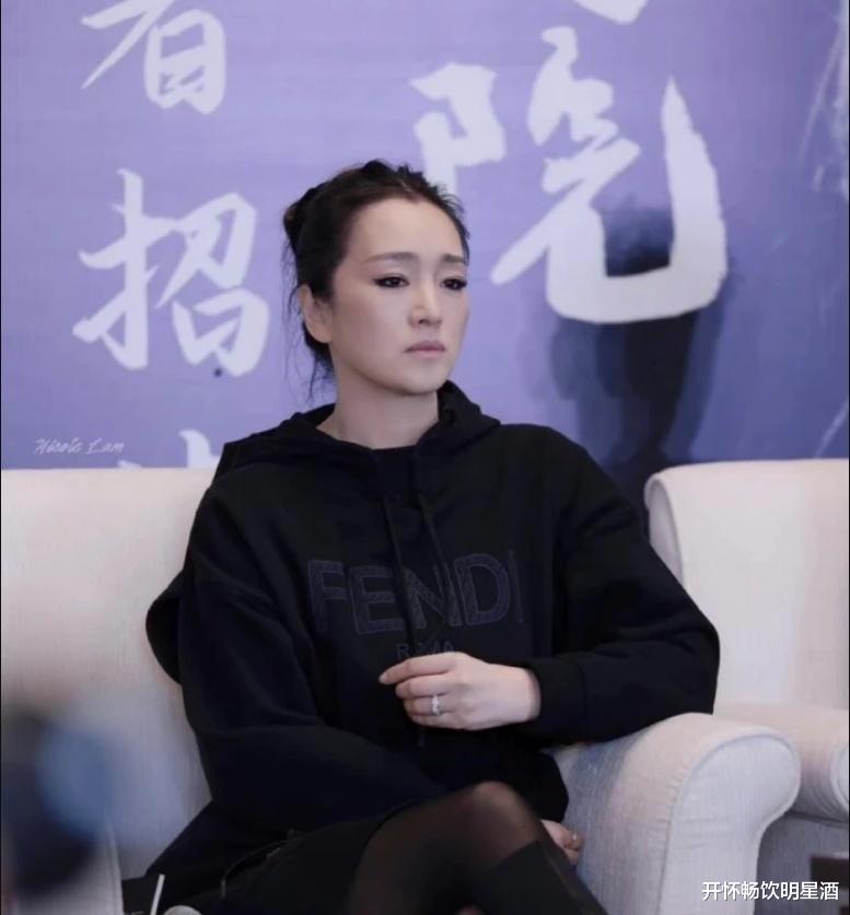 巩俐再现少女之心,黑色丝袜搭配卫衣连衣裙找到18岁的感觉!