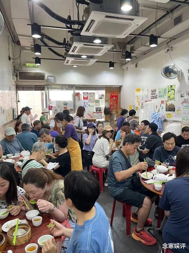 杨幂|刘昊然在香港被偶遇，与路人一起拼桌吃早茶，低调谦逊没有架子