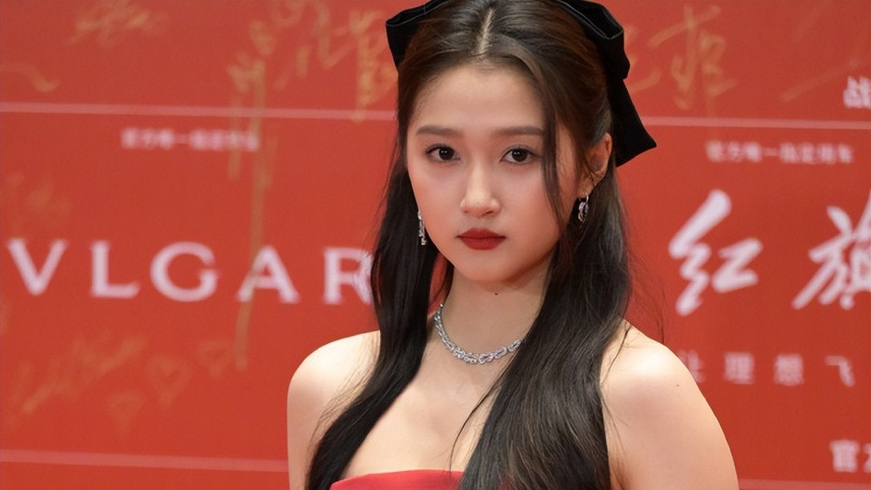 周冬雨|北影节闭幕红毯：关晓彤红裙显腰粗，周冬雨老气，王一博严肃冷脸