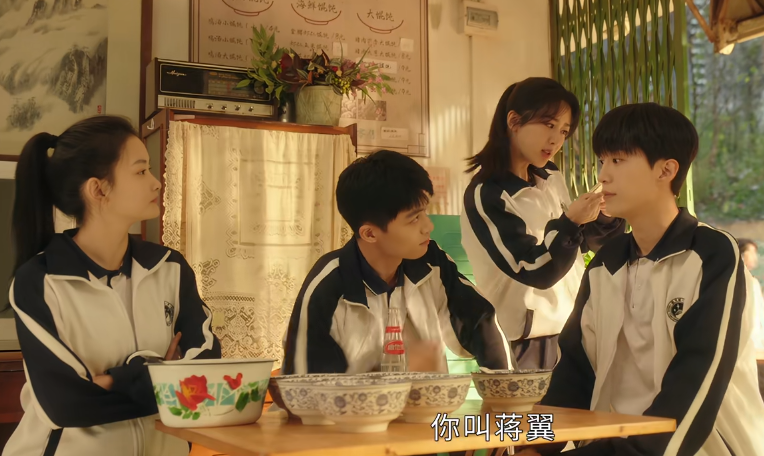 演员“强行扮嫩”的风又刮到了江苏卫视剧里,一脸疲态穿校服真尬