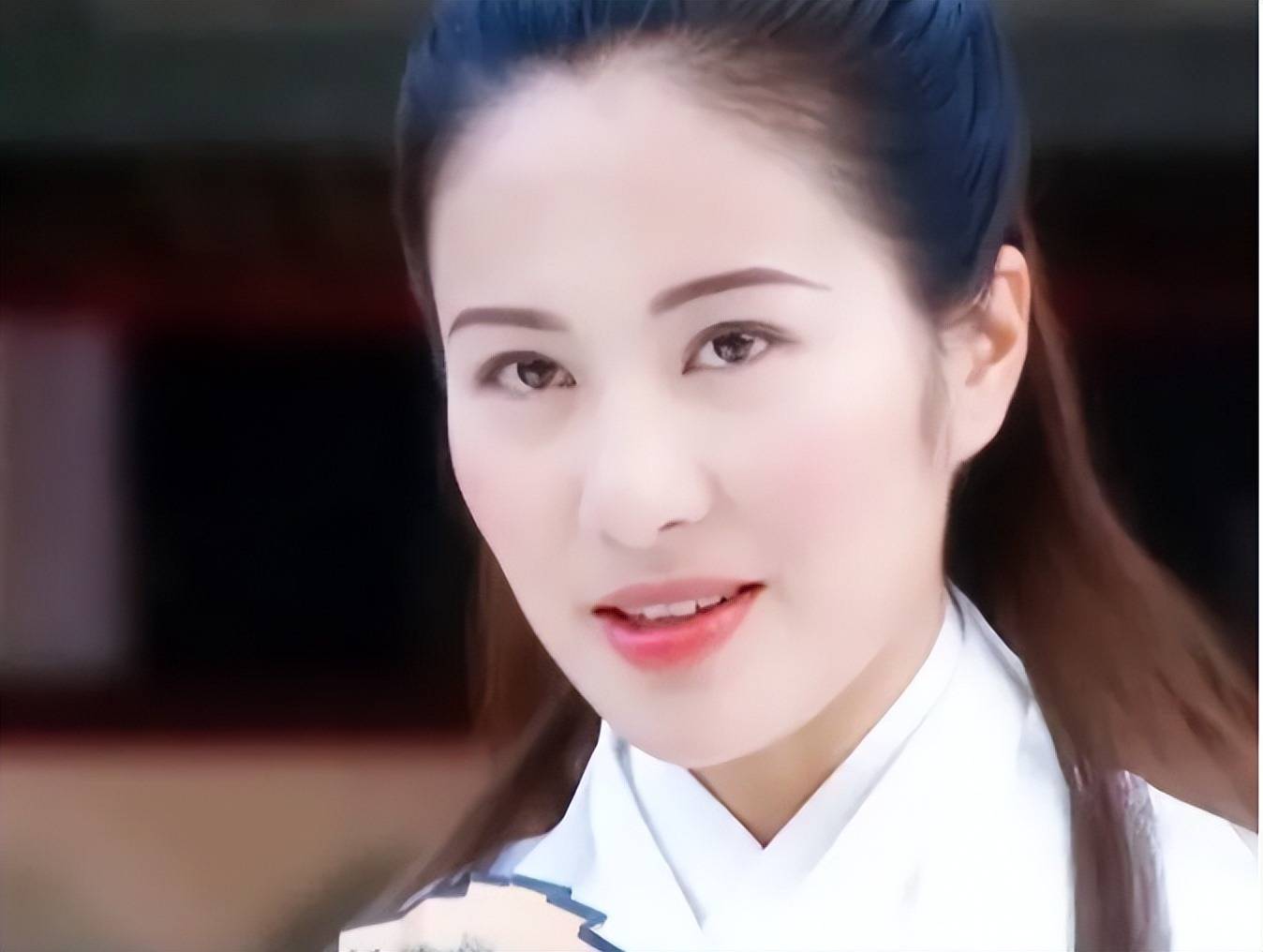 43岁叶璇穿"牵手裙"直播健身,跳操,评论区沦陷,网友:穷疯了 - 娱乐资