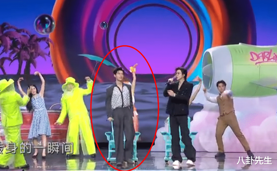 微博之夜|微博之夜丑造型真不少:刘亦菲关晓彤露肩裙显胖,谷爱凌袖套抢镜